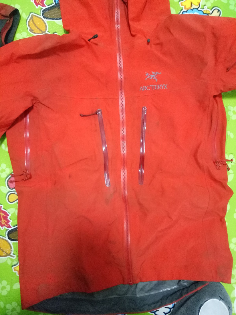 修始祖鳥沖鋒衣 一個(gè)拉鏈無意中暴露了多個(gè)品牌的做工