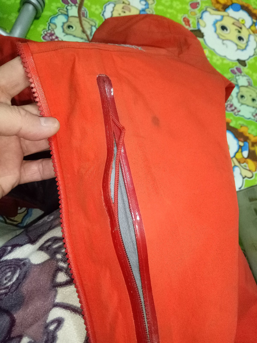 修始祖鳥沖鋒衣 一個(gè)拉鏈無意中暴露了多個(gè)品牌的做工