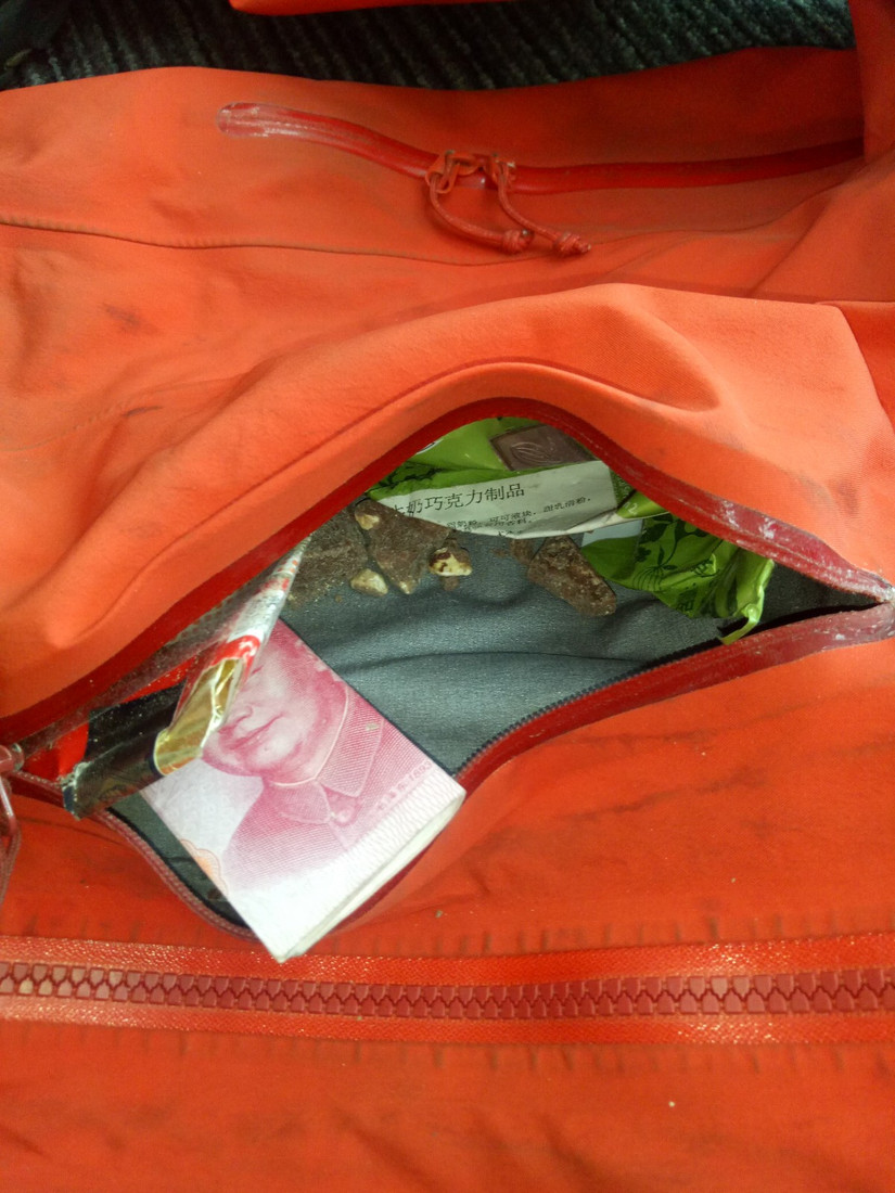 修始祖鳥沖鋒衣 一個(gè)拉鏈無意中暴露了多個(gè)品牌的做工