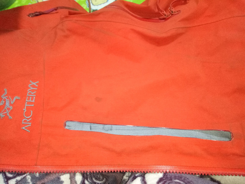 修始祖鳥沖鋒衣 一個(gè)拉鏈無意中暴露了多個(gè)品牌的做工