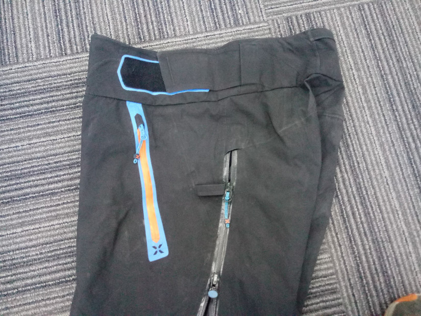 修始祖鳥沖鋒衣 一個(gè)拉鏈無意中暴露了多個(gè)品牌的做工