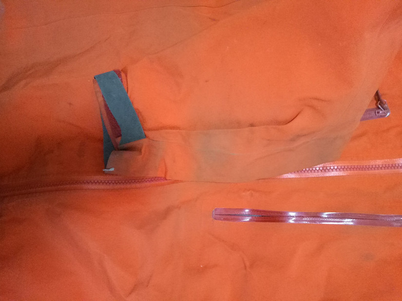 修始祖鳥沖鋒衣 一個(gè)拉鏈無意中暴露了多個(gè)品牌的做工