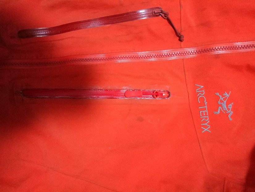 修始祖鳥沖鋒衣 一個(gè)拉鏈無意中暴露了多個(gè)品牌的做工