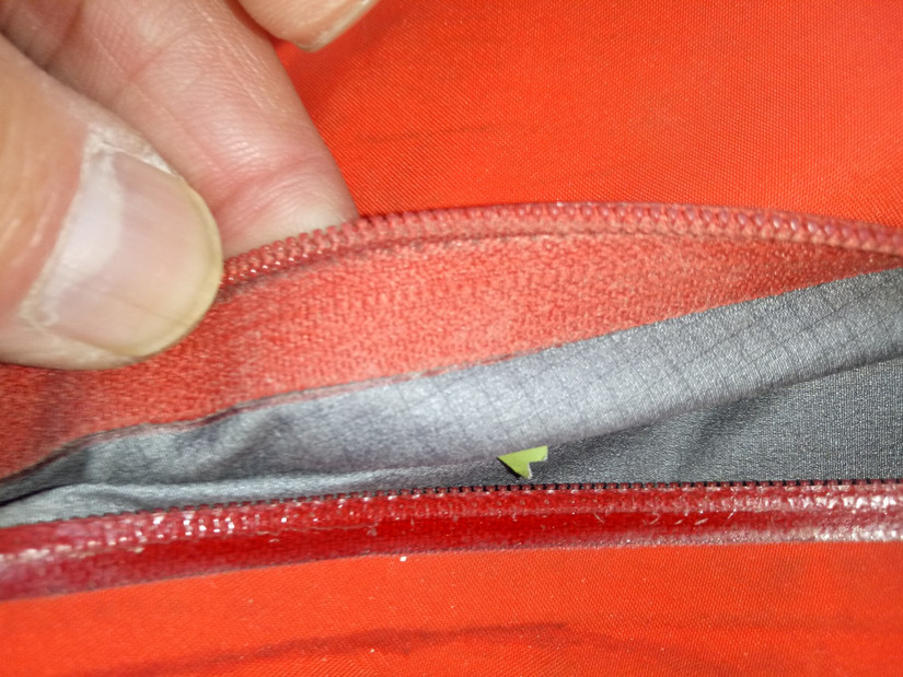 修始祖鳥沖鋒衣 一個(gè)拉鏈無意中暴露了多個(gè)品牌的做工