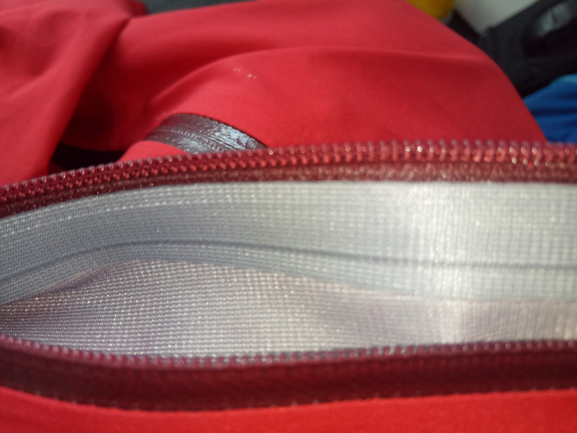 修始祖鳥沖鋒衣 一個(gè)拉鏈無意中暴露了多個(gè)品牌的做工