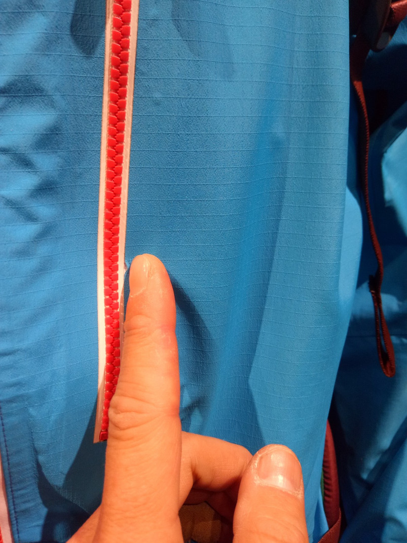 修始祖鳥沖鋒衣 一個(gè)拉鏈無意中暴露了多個(gè)品牌的做工