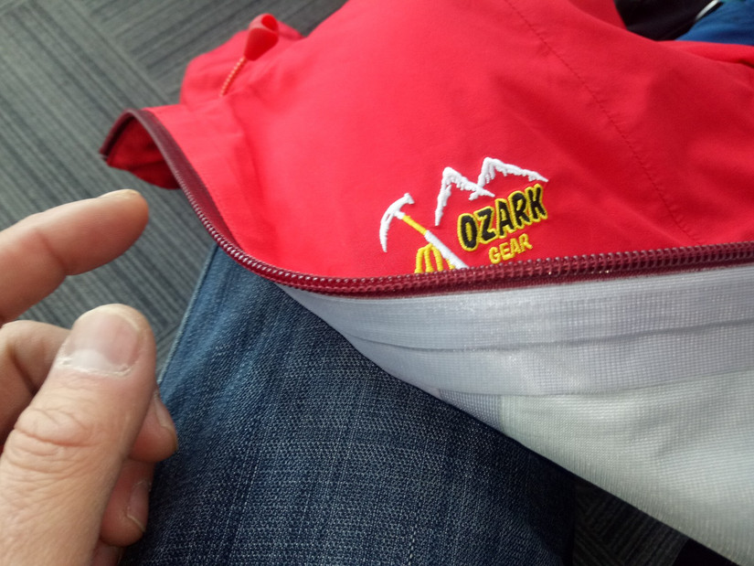 修始祖鳥沖鋒衣 一個(gè)拉鏈無意中暴露了多個(gè)品牌的做工