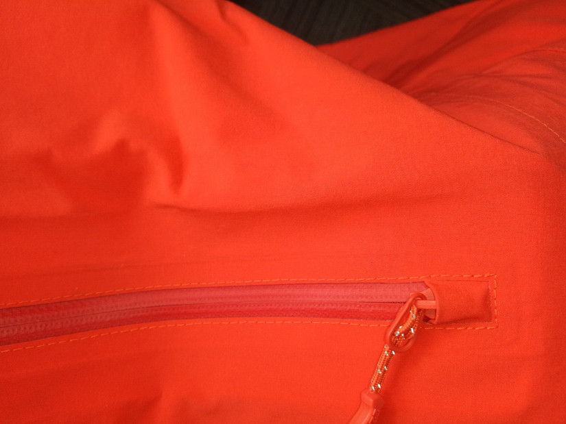 修始祖鳥沖鋒衣 一個(gè)拉鏈無意中暴露了多個(gè)品牌的做工