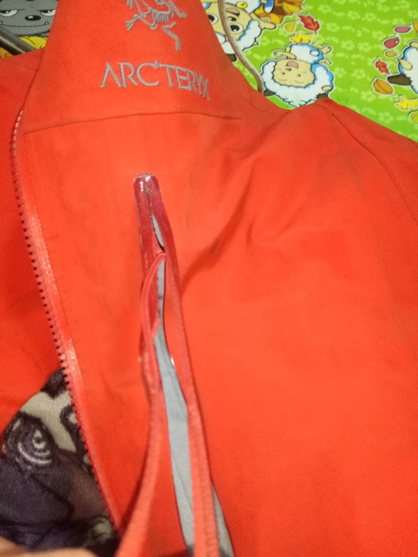 修始祖鳥沖鋒衣 一個(gè)拉鏈無意中暴露了多個(gè)品牌的做工