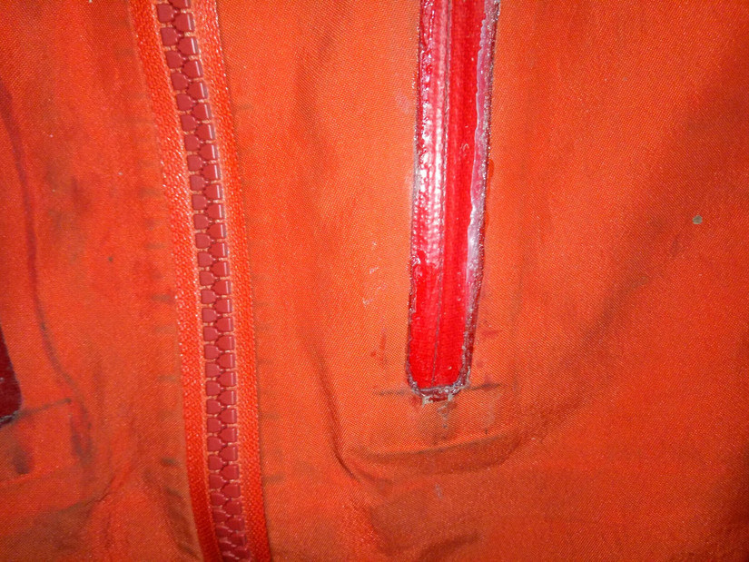 修始祖鳥沖鋒衣 一個(gè)拉鏈無意中暴露了多個(gè)品牌的做工