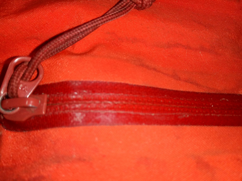 修始祖鳥沖鋒衣 一個(gè)拉鏈無意中暴露了多個(gè)品牌的做工