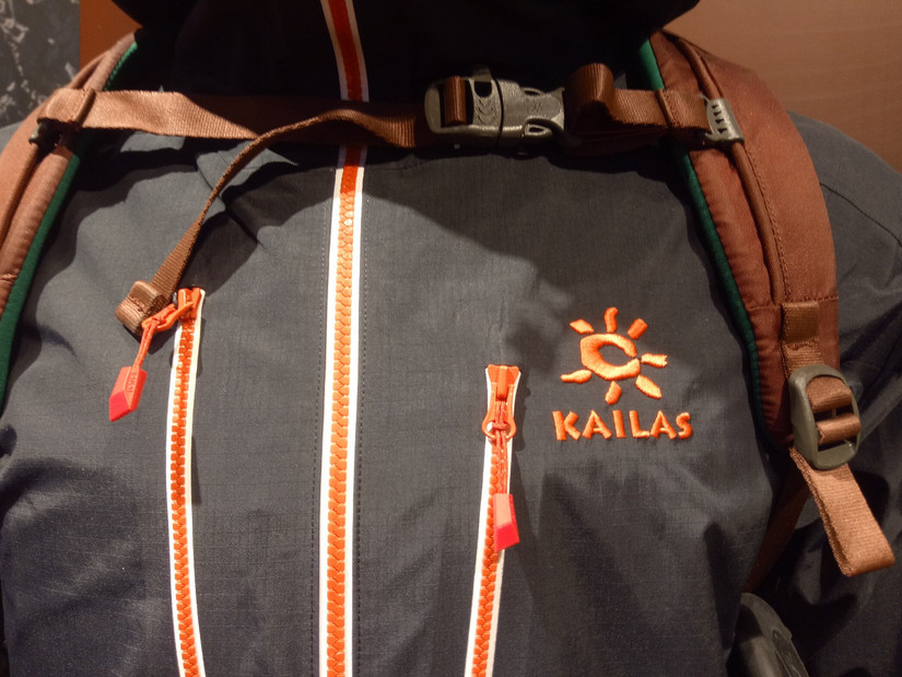 修始祖鳥沖鋒衣 一個(gè)拉鏈無意中暴露了多個(gè)品牌的做工