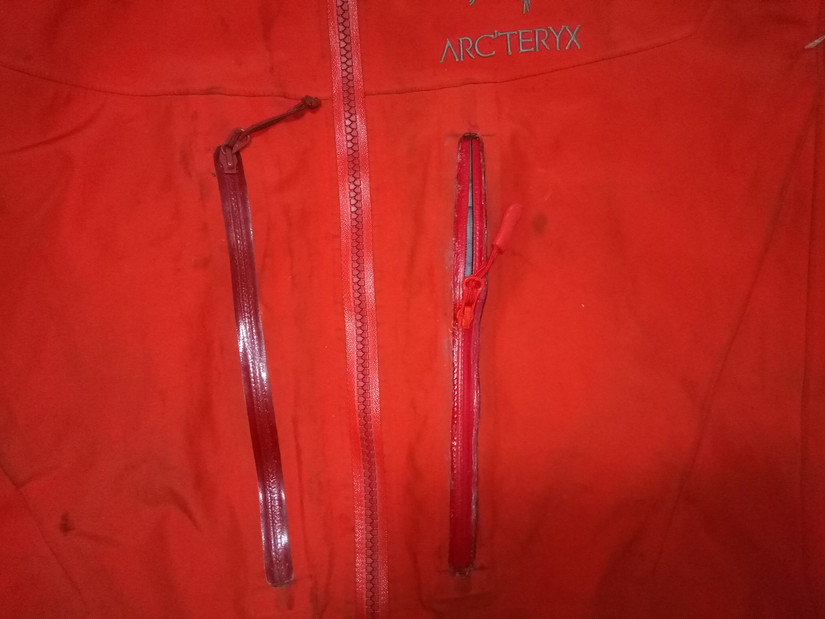 修始祖鳥沖鋒衣 一個(gè)拉鏈無意中暴露了多個(gè)品牌的做工