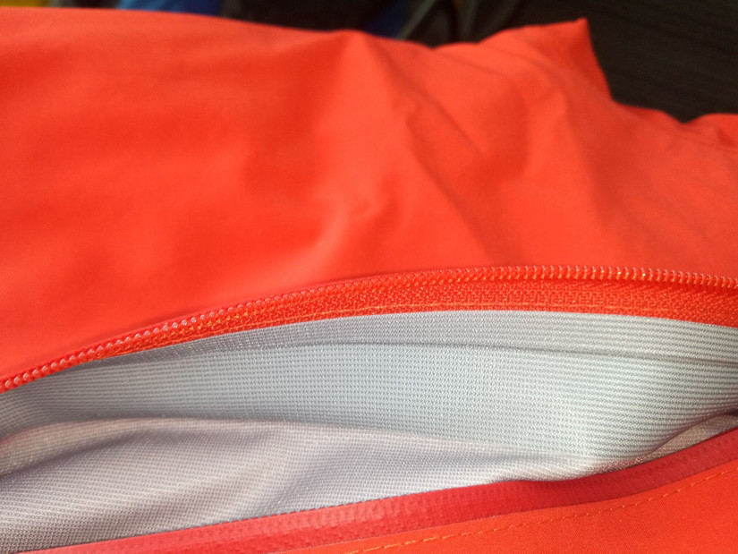 修始祖鳥沖鋒衣 一個(gè)拉鏈無意中暴露了多個(gè)品牌的做工